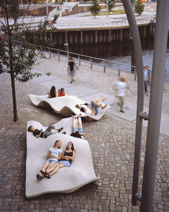 SamsonUE's tweet image. Lungo Mare - breng het strand gevoel naar de stad.

Soms lukt het je niet om op een mooie dag naar het strand te gaan. Op zo’n dag brengt de Lungo Mare het strandgevoel bij jou. Het zitelement is gevormd als een grote golf met vele zitplekken om in onderuit te zakken. @EMBT