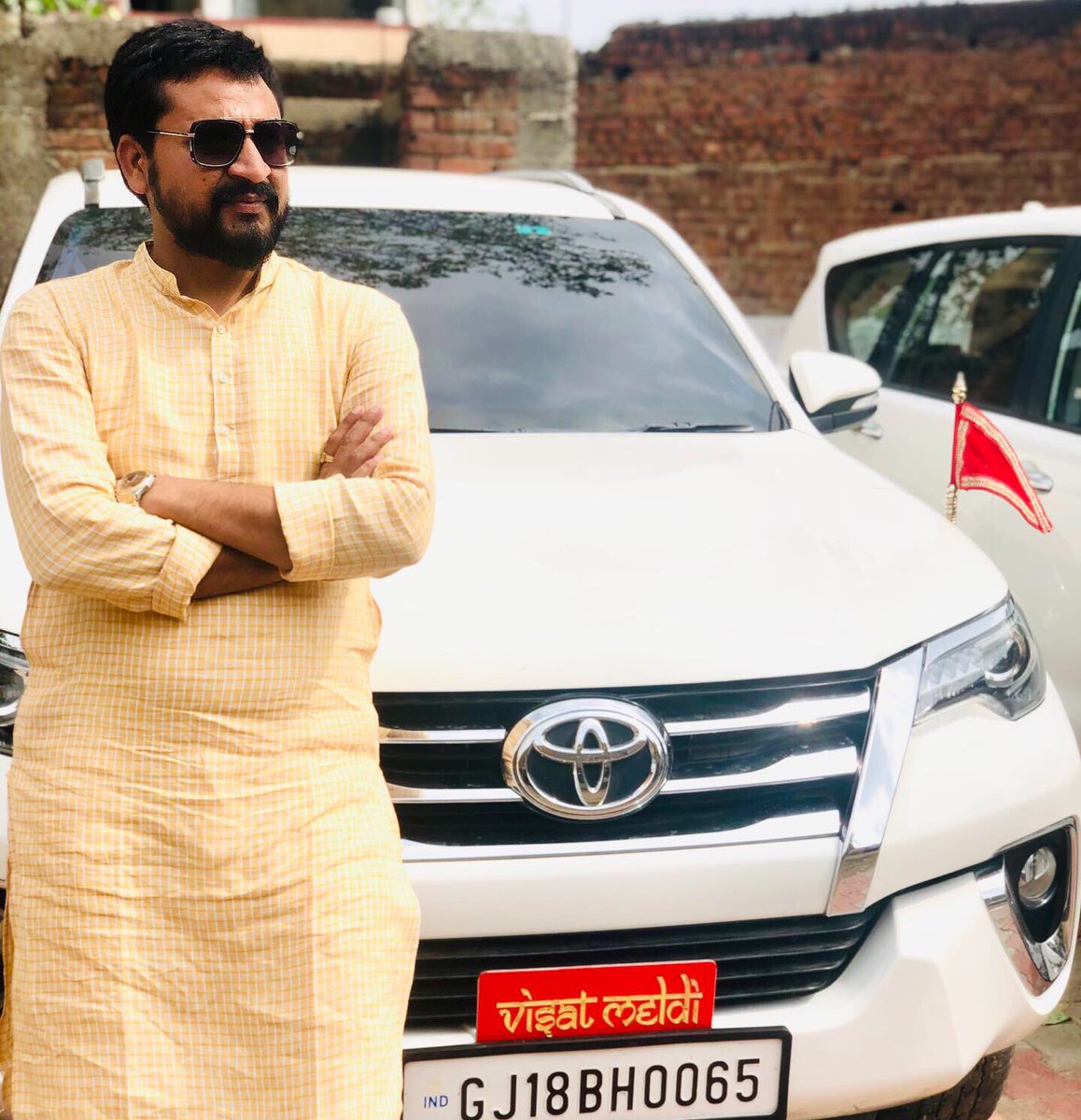 thedineshdesai's tweet image. કોઈ જીંદગી ભર યાદ કરે એવુ કાર્ય ન કરી શકો તો કઈ નઇ
પણ કૌઈ દિલથી એક વાર યાદ કરે એવુ કાર્ય કરવાની કોશિશ કરો..

#VisatMeldi #Adisnanuparu #DineshDesai #BJYM #Gujarat #Maldhari
