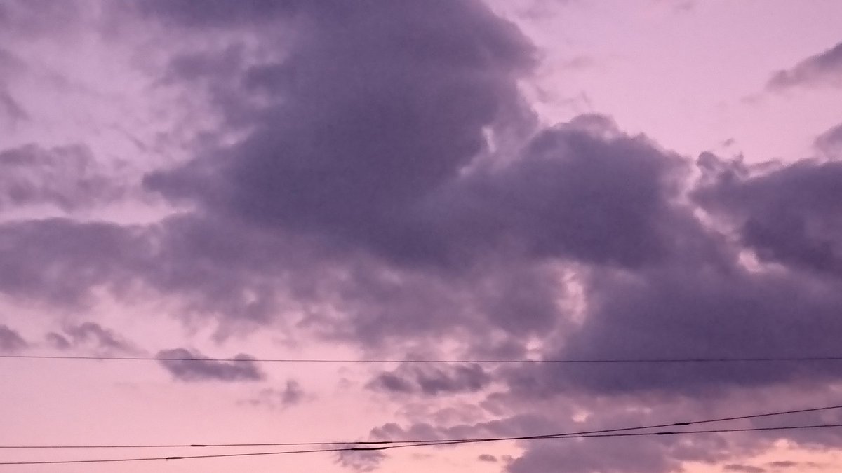 UESA19800214's tweet photo. 夕陽空がピンクになっていて、綺麗だったな(*´ `*)

今日まで外泊が延長で、明日からまた病院生活。

先週の木曜日から昨日の月曜日まで、最幸な時間を過ごせたことに対して感謝～🍀

負けないぞ！

今日も１日お疲れ様でした。

＃夕陽空 https://t.co/udVj6FvGMC