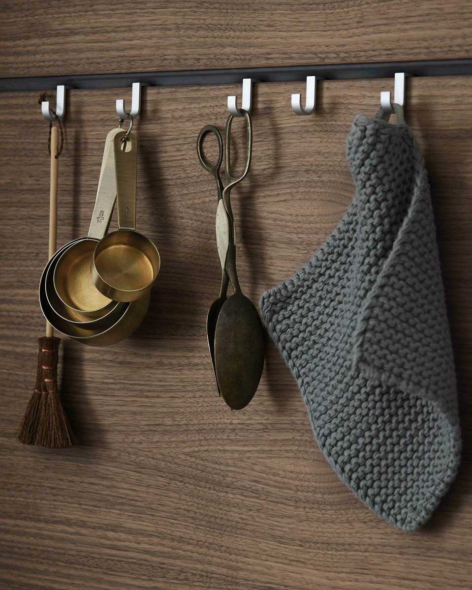 monicep's tweet photo. Within easy reach: the bulthaup functional elements can be affixed so that they are perfectly organized and available exactly where you need them. #bulthaup #bulthaupb3 #AmplifyU #kitchendesign #kitchen #kitchens #livingspaces #interiordesign #designideas #homeinspiration https://t.co/CV4tiehN4X