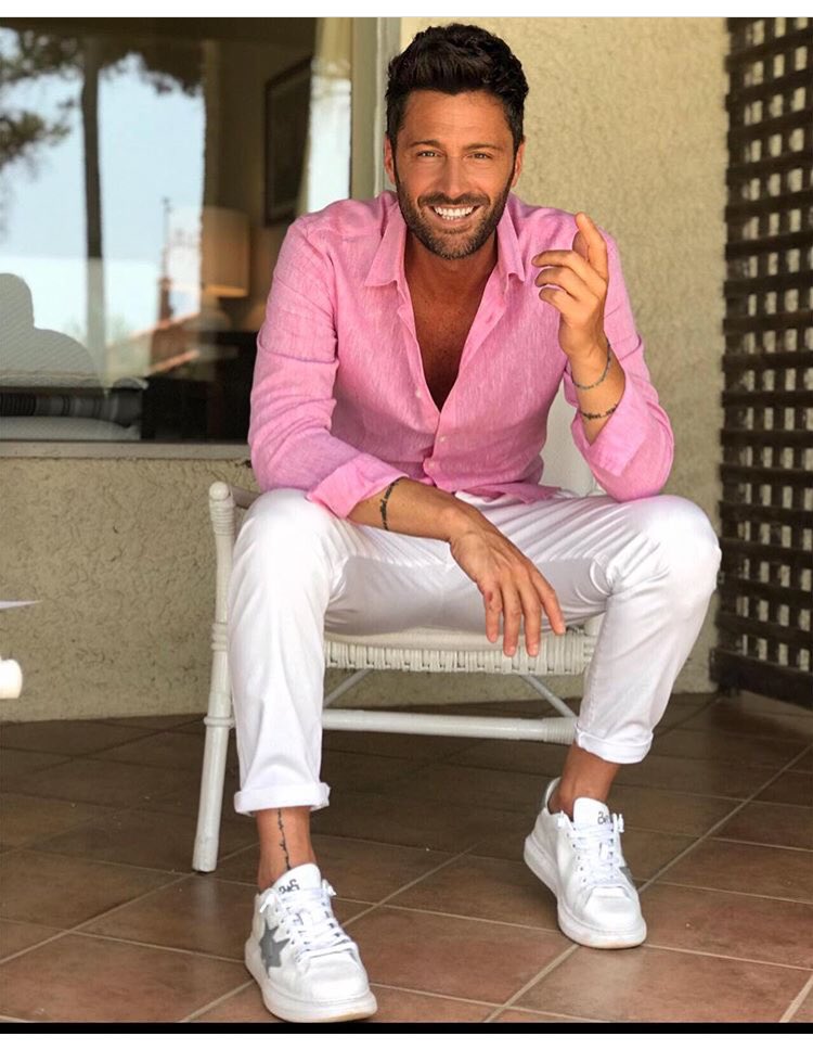 Il sorriso di chi fa il 22% piazzando 4 cornute in un villaggio di lusso
