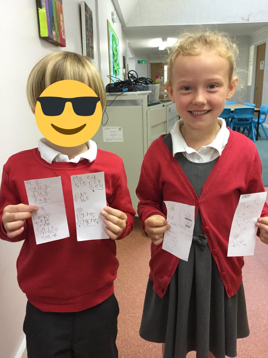 MD_Class1's tweet photo. Fabulous superstars in phonics this morning naming and organising words with alternative spellings! Big thumbs up! 👍👍👍👍 @MD_MrsThompson #MD_reading #MD_writing https://t.co/IzXROfne1j