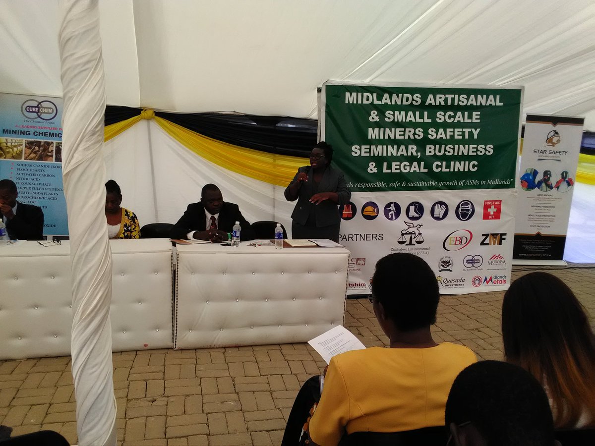 mukasiri's tweet photo. How about forming safety teams, pooling resources to hire a professional blaster, sharing safety tips & having safety competitions #MurowaDiamonds giving tecnhical advice #ASMinZim #ASMinMberengwa #ASMinZim @NLinZimbabwe @ZELA_Infor @BusieGomes @bvanhellemond @cvillegas16 https://t.co/EfwAYjE0qj
