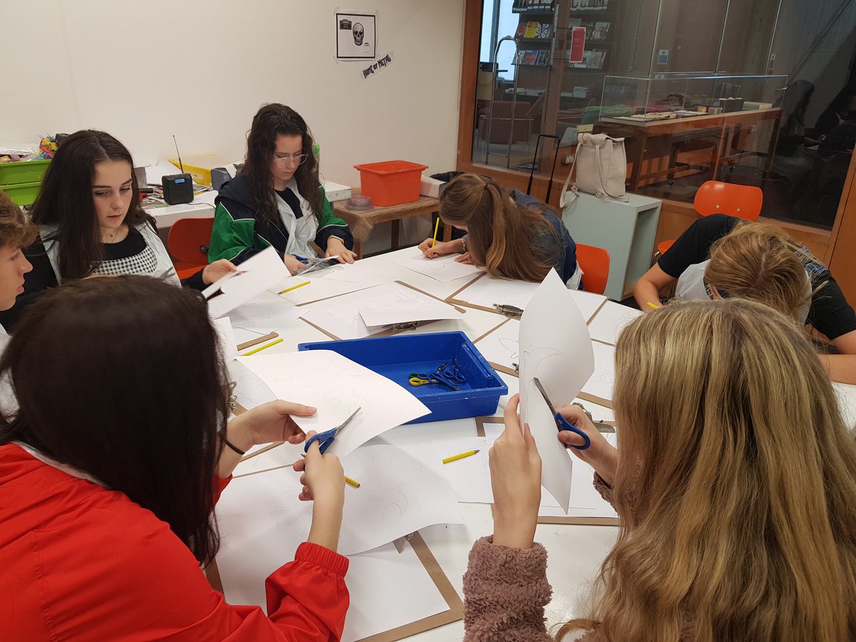 SJHDesignTalent's tweet photo. #screenprinting workshop. #year10 #galleryday https://t.co/ntpBh7ubFX