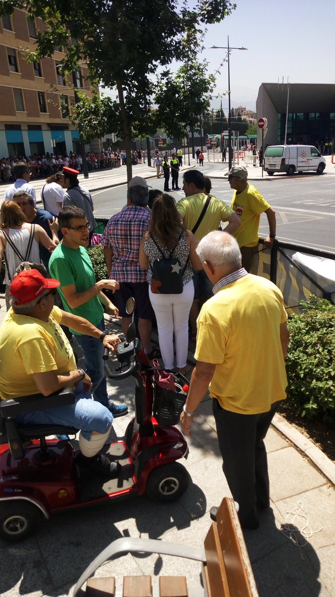 LiluMaroto's tweet photo. Toda esta gente tamy está esperando la llegada del AVE pero no interesa que salga @ideal_granada https://t.co/AcuOw9eVWW