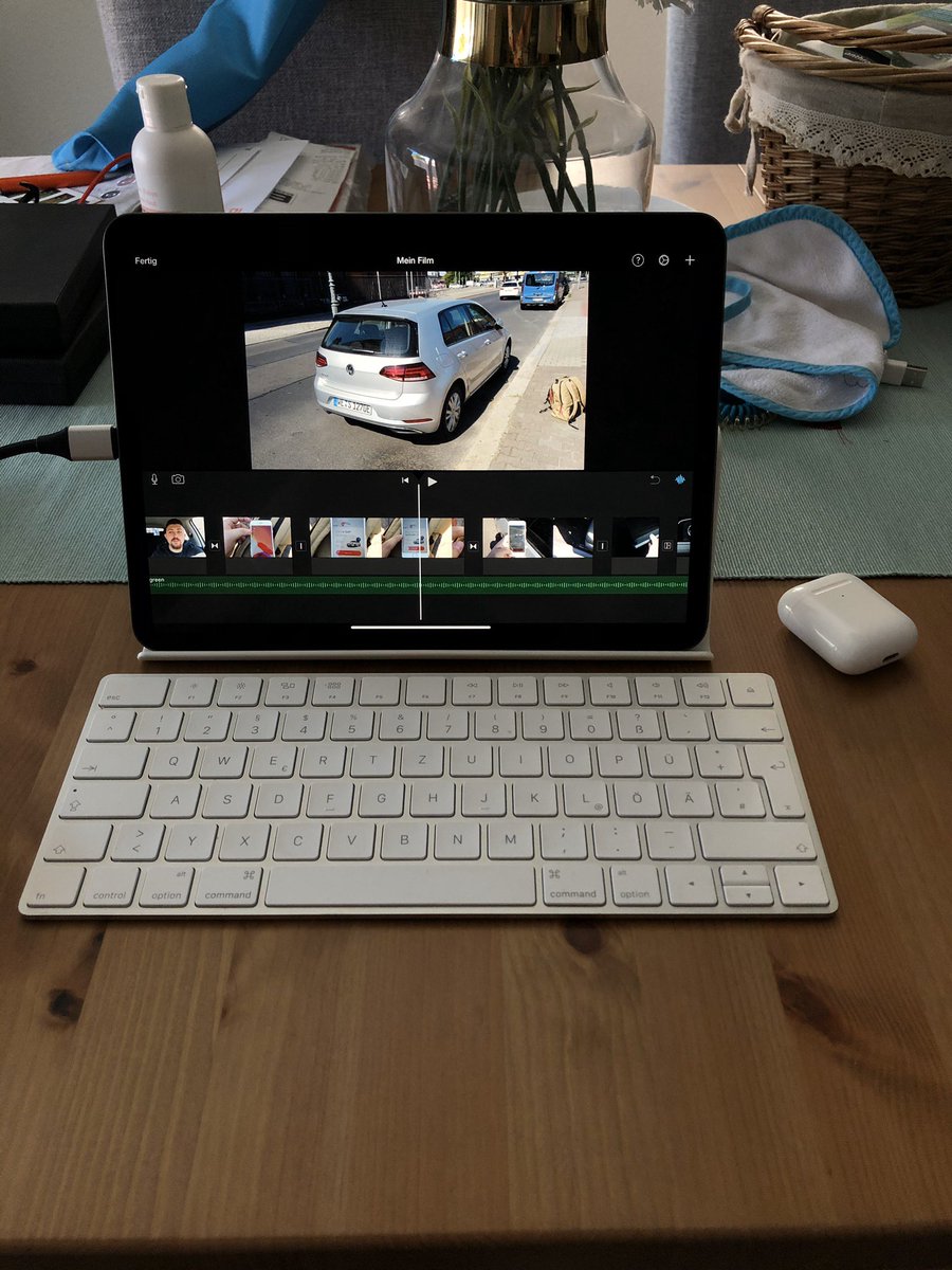 TouchBenny's tweet photo. Mein MacBook ist jetzt knapp 1 Woche verkauft. 
So arbeite ich derzeit. 
Klappt mit #iOS13 perfekt! 
Das letzte Video wurde auch auf dem iPad geschnitten und hochgeladen! https://t.co/QSNgcFU66s