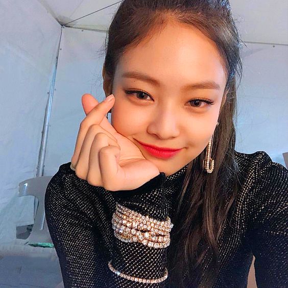 "I normally like kiddie things so I'm much better at making dessert. But when living with other people, meals are more important aren't they? That's why when I'm at home I learn from my mom when she makes food. I can make cookies and fresh cream cake" -  #JENNIE  #JENNIEKIM