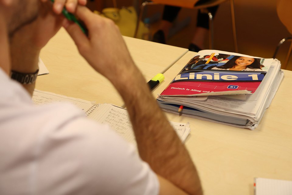BAMF_Dialog's tweet photo. Am Beginn d. gesamten Integrationsprozesses steht d. #Integrationskurs.  Ziel d. Allgemeinen Integrationskurses ist, dass Zugewanderte  d. meisten #Alltagssituationen sicher bewältigen können. Ausführliche Infos z. Aufbau u. Inhalt hier ➡ https://t.co/bvGjsBs66B #BAMFIntegration https://t.co/C6NDDmvVlr