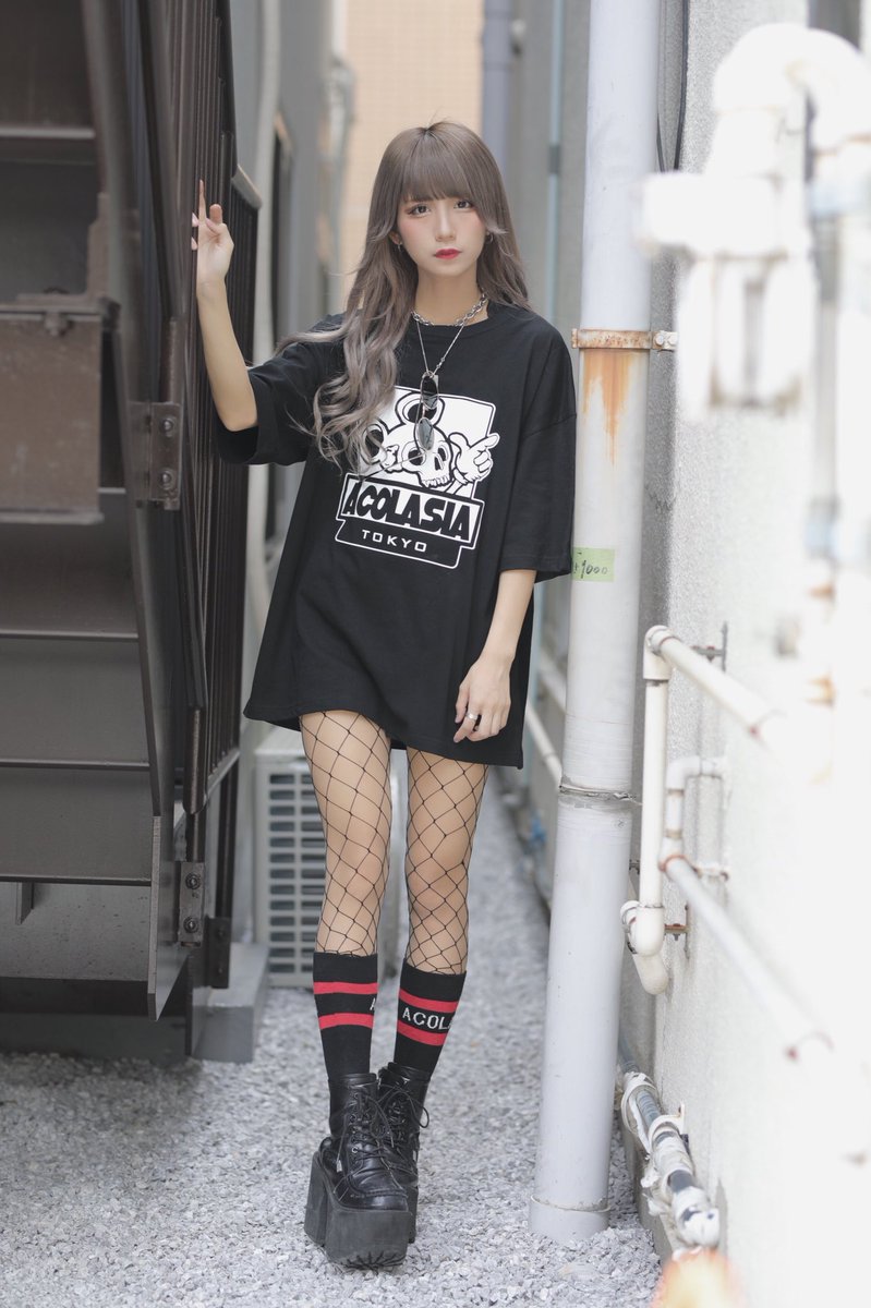 ui_i_i_'s tweet photo. "網タイツ"が���レンド入りしているみたいですが、世界一網タイツが似合う自信があります。この世の中に網タイツブームを巻き起こしたいので網タイツが似合うと思った方はRTしてください。 https://t.co/XB77f4JgTd