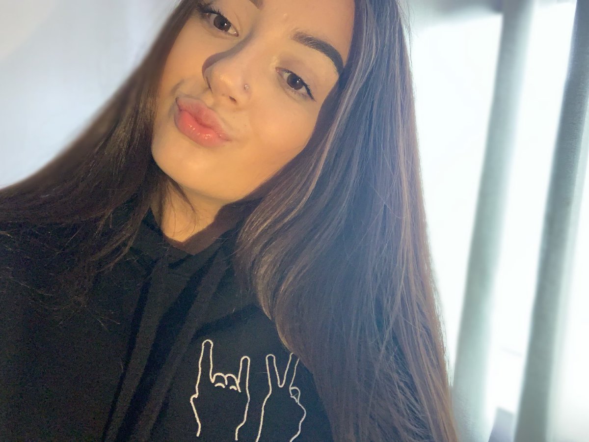 94IFICOULDFLYY's tweet photo. happy tuesday ❥

#tuesdayselfie 
@ethandolan @graysondolan 

- btw im obsessed with your merch 🖤 https://t.co/Ql5SAZpv9Q