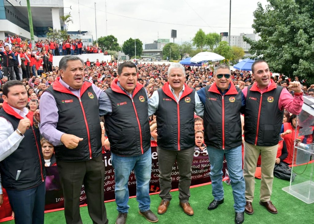 Herminio_CahueC's tweet photo. Un gusto enorme el acudir a #Naucalpan para saludar y hacer entrega de chalecos institucionales a los #Suteymistas de esta sección, siempre notoria la alegría, unidad y fortaleza de los servidores públicos de este municipio. 
¡Gracias compañeros!
#SindicalismoDeLaManoConrigo https://t.co/cKTafzK3Bg