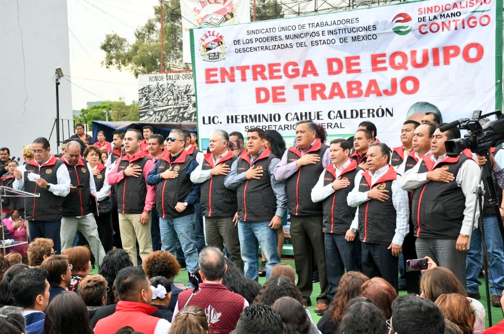 Un gusto enorme el acudir a #Naucalpan para saludar y hacer entrega de chalecos institucionales a los #Suteymistas de esta sección, siempre notoria la alegría, unidad y fortaleza de los servidores públicos de este municipio. 
¡Gracias compañeros!
#SindicalismoDeLaManoConrigo