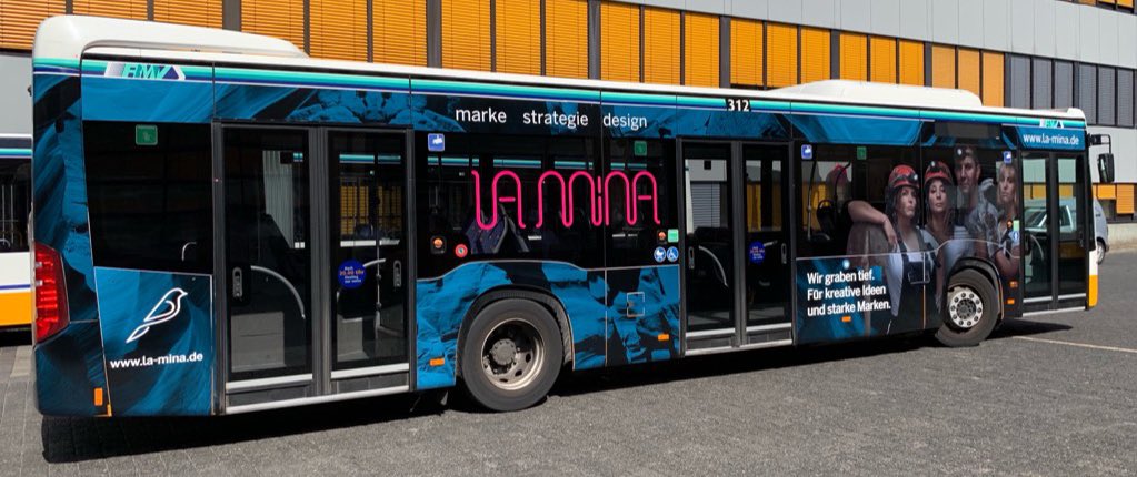 Ein Jahr fahren wir jetzt Bus. La Mina unterwegs mit der @HEAGmobilo. #öpnv #verkehrsmittelwerbung #werbeagentur #losmineros #darmstadt
