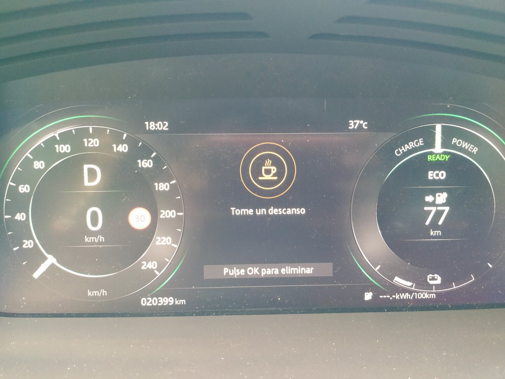 Ese momento en el que el gatito, tras 20.399 #kilómetroseléctricos por España, te sugiere que "tomes un descanso". Mañana anunciaré un par de cosas interesantes pero de momento, voy a hacer caso a mí compañero de fatigas 🐈 y tomarme un kit-kat. Seguiremos informando!