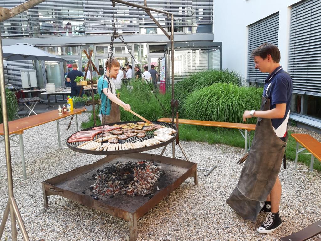tsystemsde's tweet photo. Das #TSystems #ALL4MOBILITY #Barcamp ist fast vorbei. @LutzGarschke dankt allen Gästen, Partnern und helfenden Hände! Und jetzt geht es in die Grill- &amp; Networking-Runde in Wolfsburg. https://t.co/QJPioRmyRg