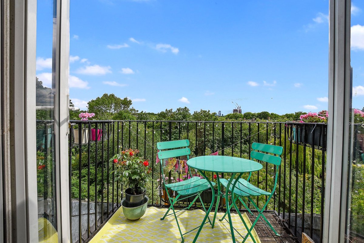 greeneandco's tweet photo. A generous one bedroom apartment with a private balcony, offering stunning views of the London Skyline. #londonproperty #greeneandco

£465,000

https://t.co/0diSanysCx https://t.co/C5bekCENxw