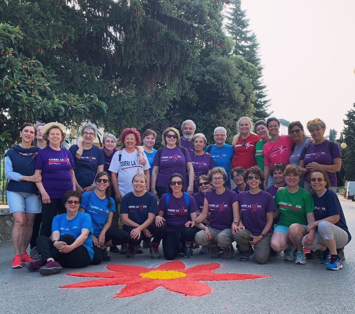Corrilavita's tweet photo. L’arcobaleno di #CORRILAVITA accompagna il cammino per terra e per mare delle pazienti del #Cerion. Nella prima foto le 31 pazienti guidate dalle psicologhe che sono andate a camminare sul lago Trasimeno. Nelle foto successive il primo dei gruppi di vela @LiltFirenze https://t.co/dl4SLd9t5g