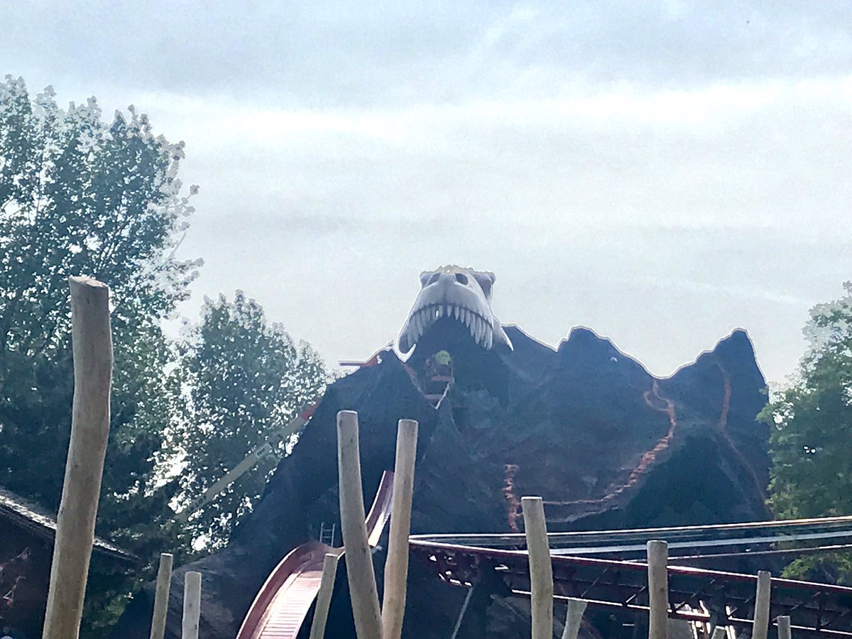 ericatjelynn's tweet photo. Plopsaland de panne Update Dino Splash  25/06/19 . Er is een T Rex schedel toegevoegd aan de Top van de Vulkaan :) #plopsa #plopsalanddepanne #plopsafun #dinosplash #themepark #dino #trexdinosaur #plopsaparks #depanne #splashphoto #dinosaurskull #amusementpark @Plopsa https://t.co/4WgNfmcxbh