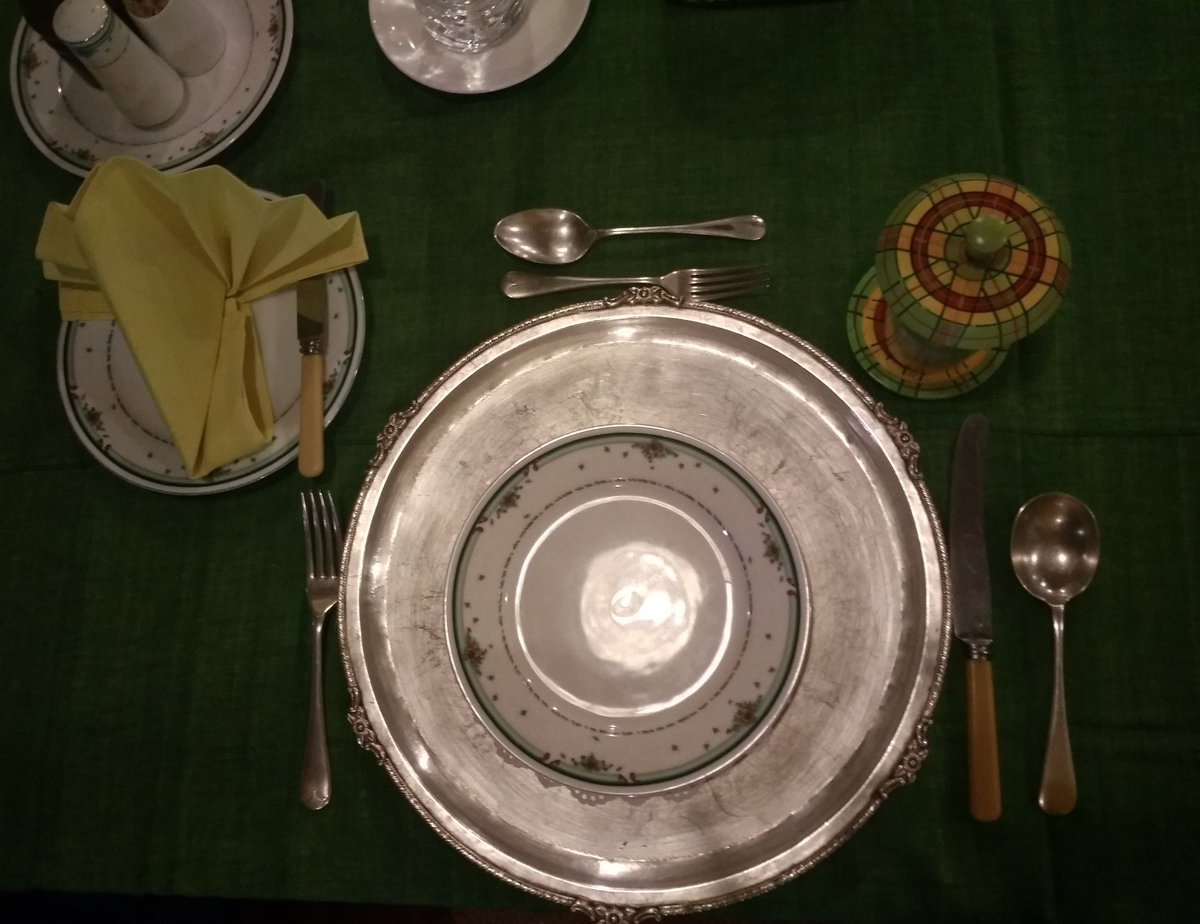 Look at that table setting!! Full silver!!