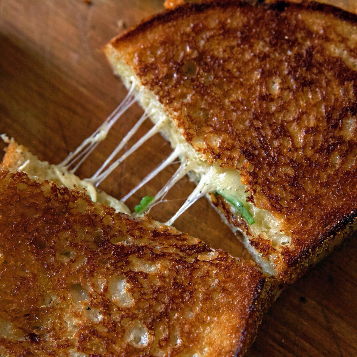 A childhood classic....GRILLED CHEESE!😍 Check out this #recipe with a new twist to get cookin' on this gooey grilled cheese on <a href="/cindergrill/">Cinder</a>. 
buff.ly/2WG5TbI
#desoracooks #cindergrill #grilledcheese