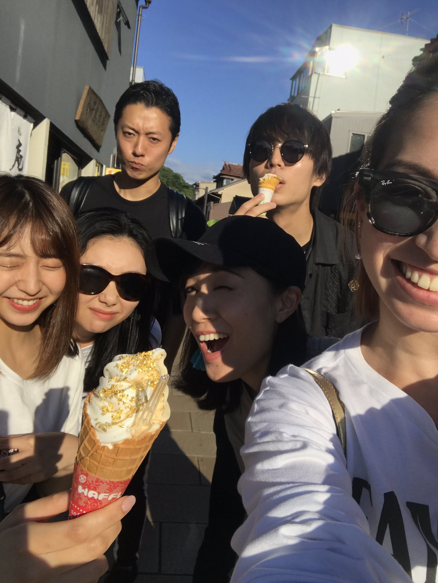 ダンドイ舞莉花 Marika Dandoy 金粉ソフトクリーム と共に記念撮影 かほかわいい たくや二個食い まりえ唇がトゥーヌシェーナになっちゃってるし そして見てくださいこの青空 ふぉー リューン リューンガールズ と ダナトリア と ファンルン