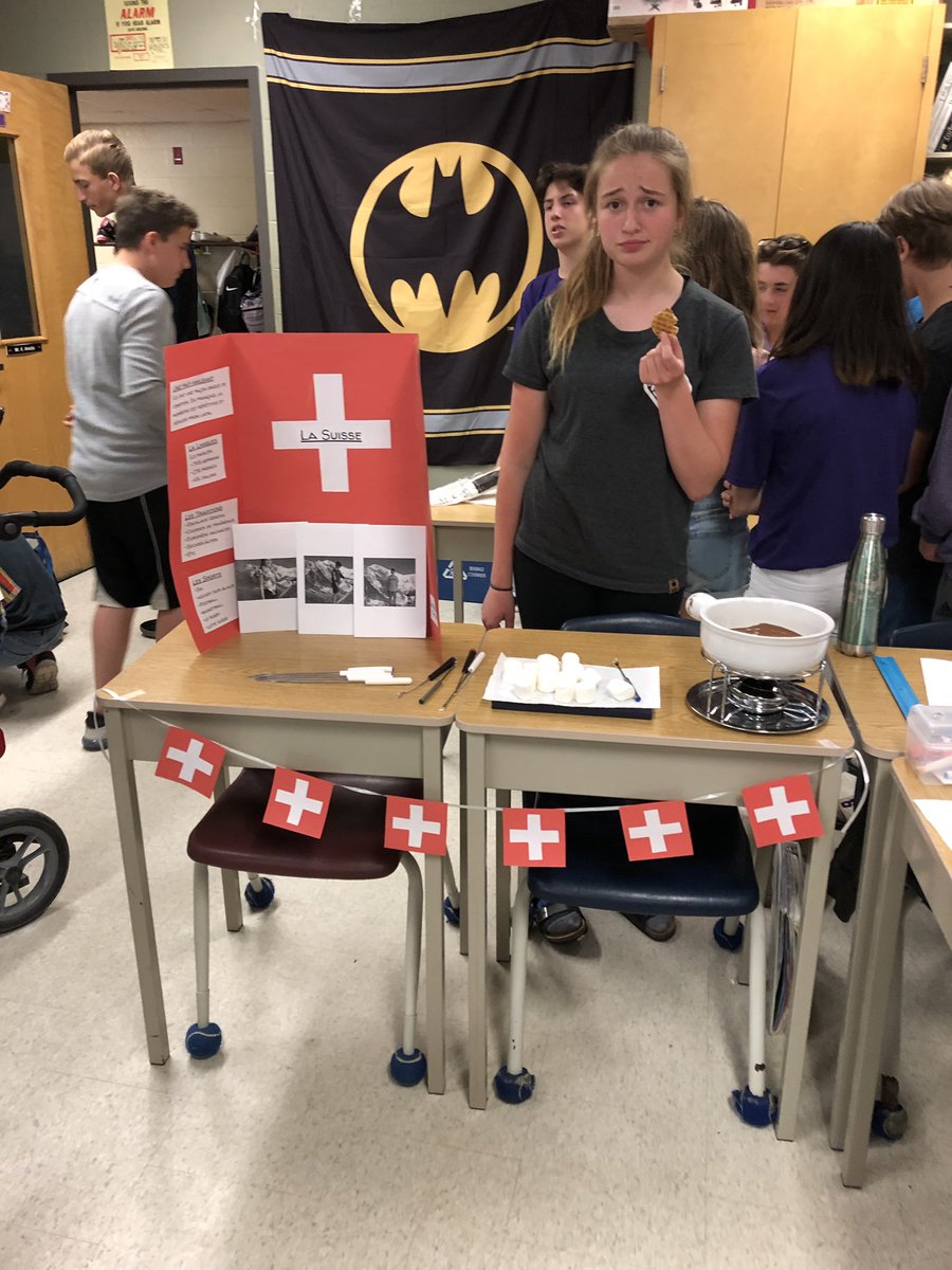 chantal_mme's tweet photo. @SMCDSB_NOD francophonie en Europe la musique,les traditions et surtout la nourriture! Une fondue au chocolat de la Suisse, des beignets de la Corse, des gaufres de la Belgique et du fromage,baguette,pâté au foi et du pain au chocolat. C’est délicieux! Bon appétit.  #smcdsb_FSL https://t.co/WJpoowzMJU