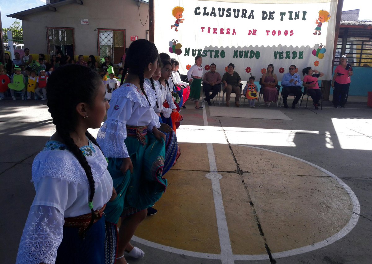 SusanaElizald14's tweet photo. 121 niñas y niños que se educan en el centro infantil Mercedes Quinde trabajan a lo largo del año en sus huertos y ahora participan del evento de clausura con una fiesta que incluye la degustación de platos preparados con los frutos de sus cultivos.
#EducaConTiNi https://t.co/XuZCiPuQcH