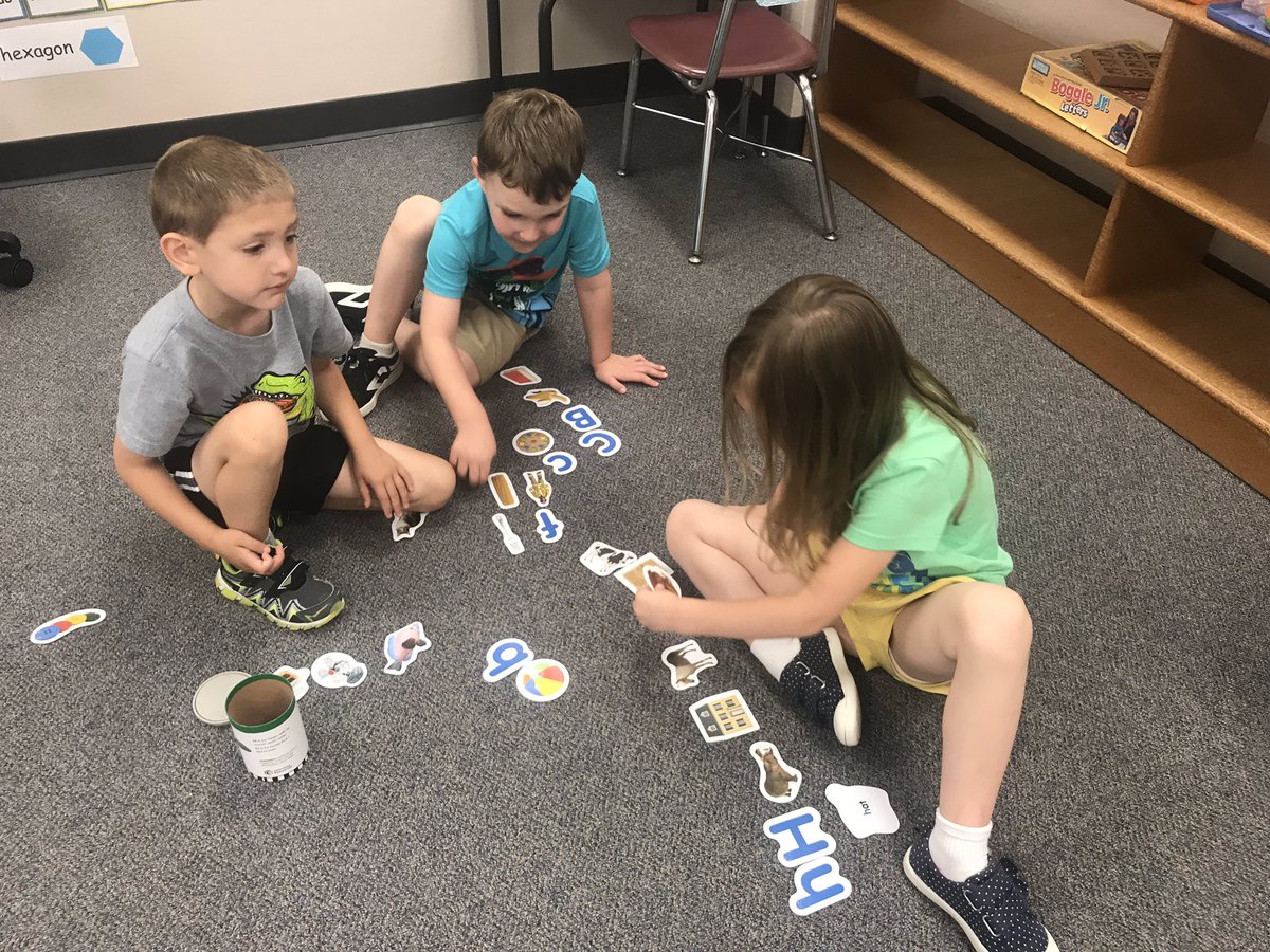 DrL_HH's tweet photo. Sorting pictures by beginning letter sounds https://t.co/bAwKGBCzJt