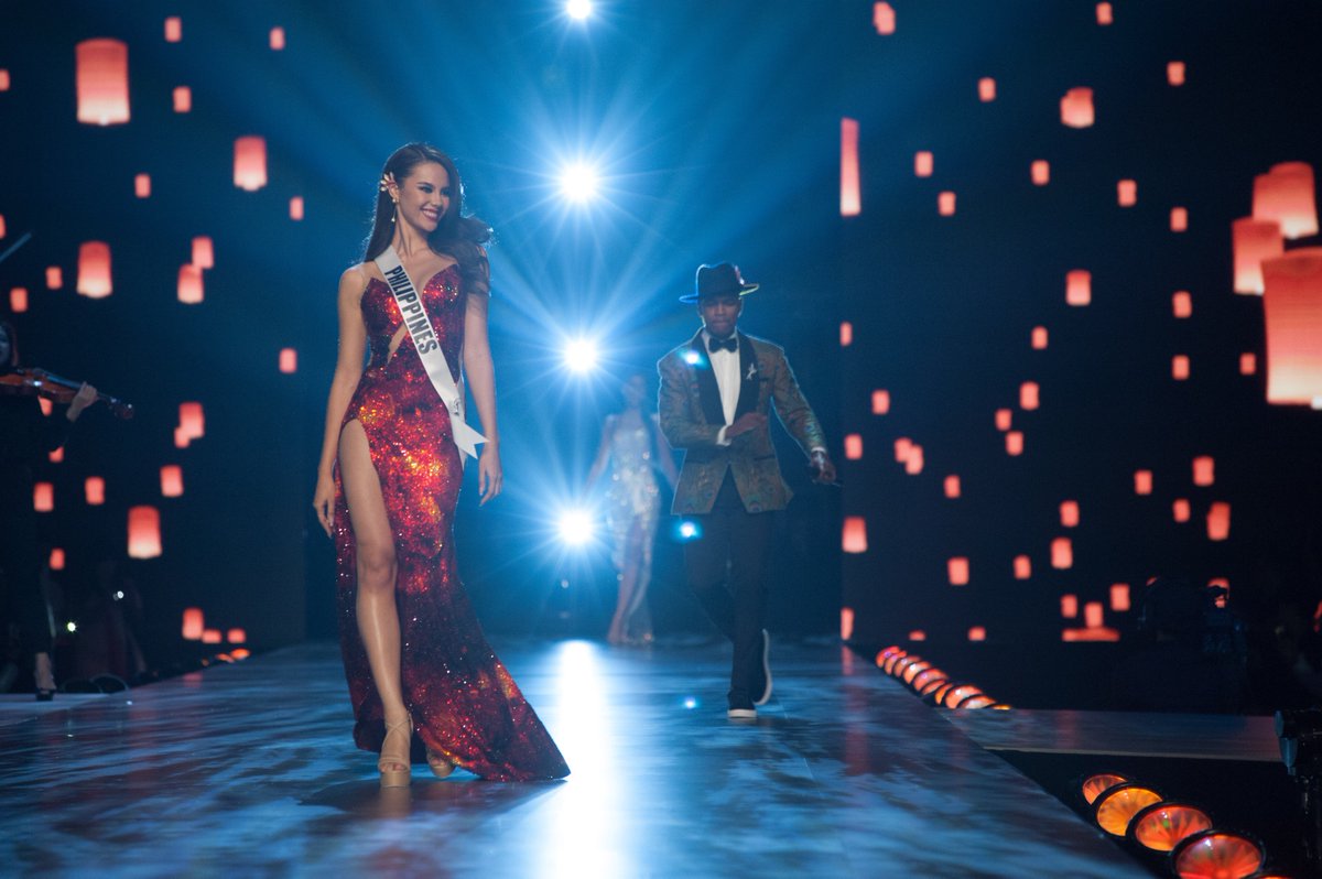 MissUniverse's tweet image. “She’s got her own thing. That’s why I love her.” 🌋 #LavaWalk #Throwback