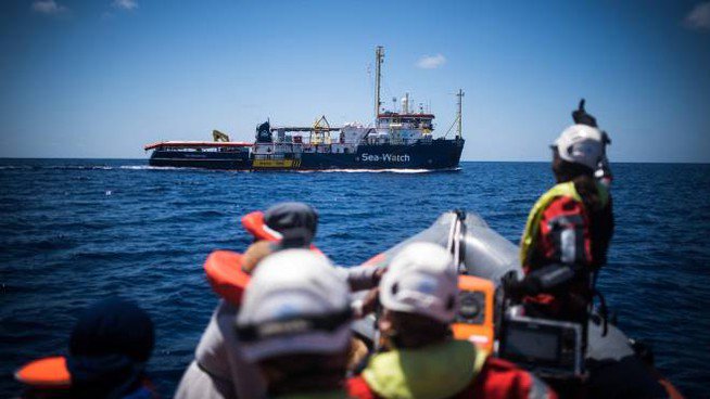 Un'intero paese, <a href="/pdnetwork/">Partito Democratico 🇮🇹 🇪🇺</a> compreso, a festeggiare per l'assegnazione delle #OlimpiadiInvernali2026 all'Italia, evviva! Nello stesso momento, 42 persone migranti sono bloccati in mezzo al  mare da 12 giorni. Per i capricci di un idiota e delle sue capre. #SeaWatch3