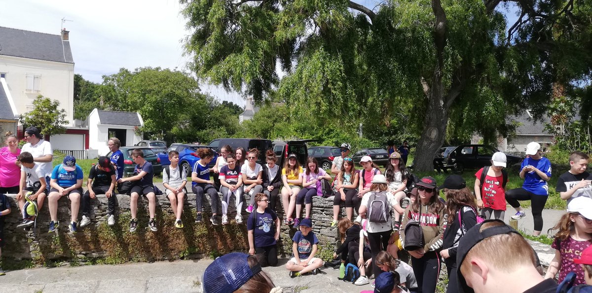 CFaouet's tweet photo. #Groix.Après le pique nique, la #Coursed'orientation ! Chaque groupe d élèves d un bungalow avec son référent sont partis carte en main à la recherche de balises du Trou de l enfer aux fontaines autour de Locmaria. Personne ne s'est perdue,cette année ! https://t.co/pUEtEbxFtn