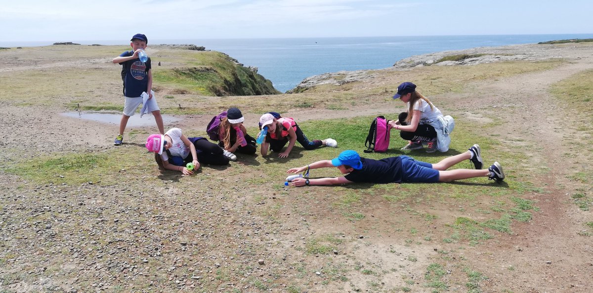 CFaouet's tweet photo. #Groix.Après le pique nique, la #Coursed'orientation ! Chaque groupe d élèves d un bungalow avec son référent sont partis carte en main à la recherche de balises du Trou de l enfer aux fontaines autour de Locmaria. Personne ne s'est perdue,cette année ! https://t.co/pUEtEbxFtn