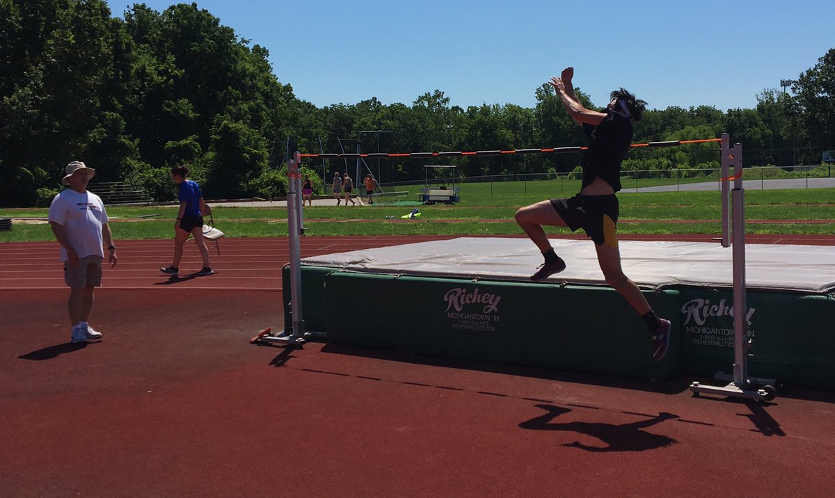 mtccca's tweet photo. High Jump at 2019 MTCCCA TF Camp with the High Jumpers! Thanks @ChillicotheTF1 @HornetsCHS You Know @KidMill23 @vanillashaffer #highjumpcoach #knowsthecraft https://t.co/toG6gzMjtY
