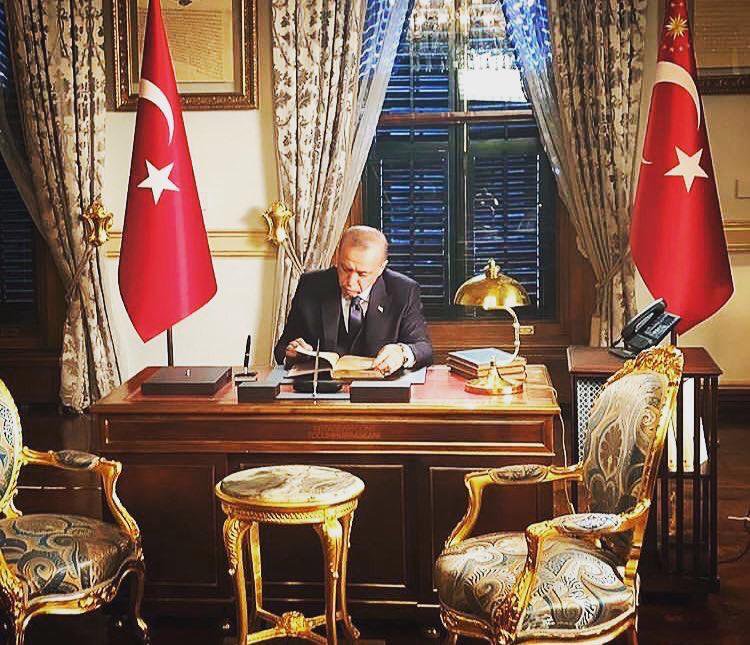 Cumhurbaşkanımız imzaladı. Söylediğim gibi yarın RESMİ gazete. 
Şuraya bi ADAM bırakayım. 
#TekTipAskerlik 
#YeniAskerlikSistemi