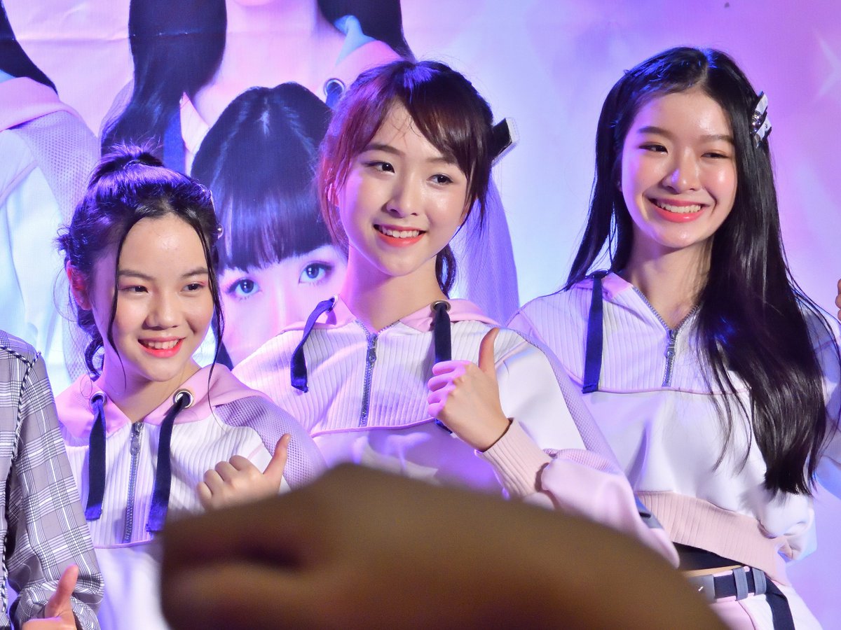 aelzard_grazel's tweet photo. #MiniMoreMarket #SatchanBNK48 #OomBNK48 #StangBNK48 https://t.co/I9EpAP73vC