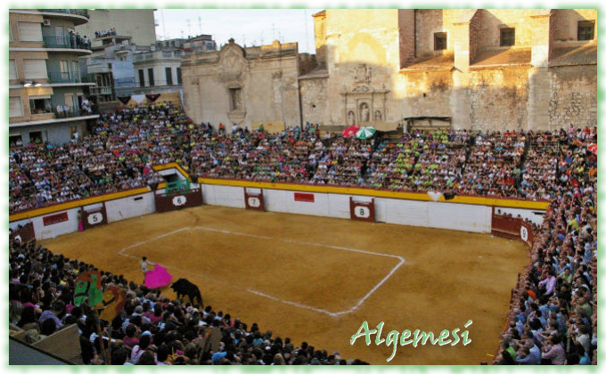 Comisioalgemesi's tweet photo. Conoce un poquito más nuestra #plaza 😍 ¿sabías que 
la plaza de toros de #Algemesí es peculiar por su forma trapezoidal y rectangular? Además se compone de 29 cadafales, las cuales cada uno esta realizado por cada una de las peñas.

#algemesí  #setmanadebousalgemesi https://t.co/NPEa0Df70B