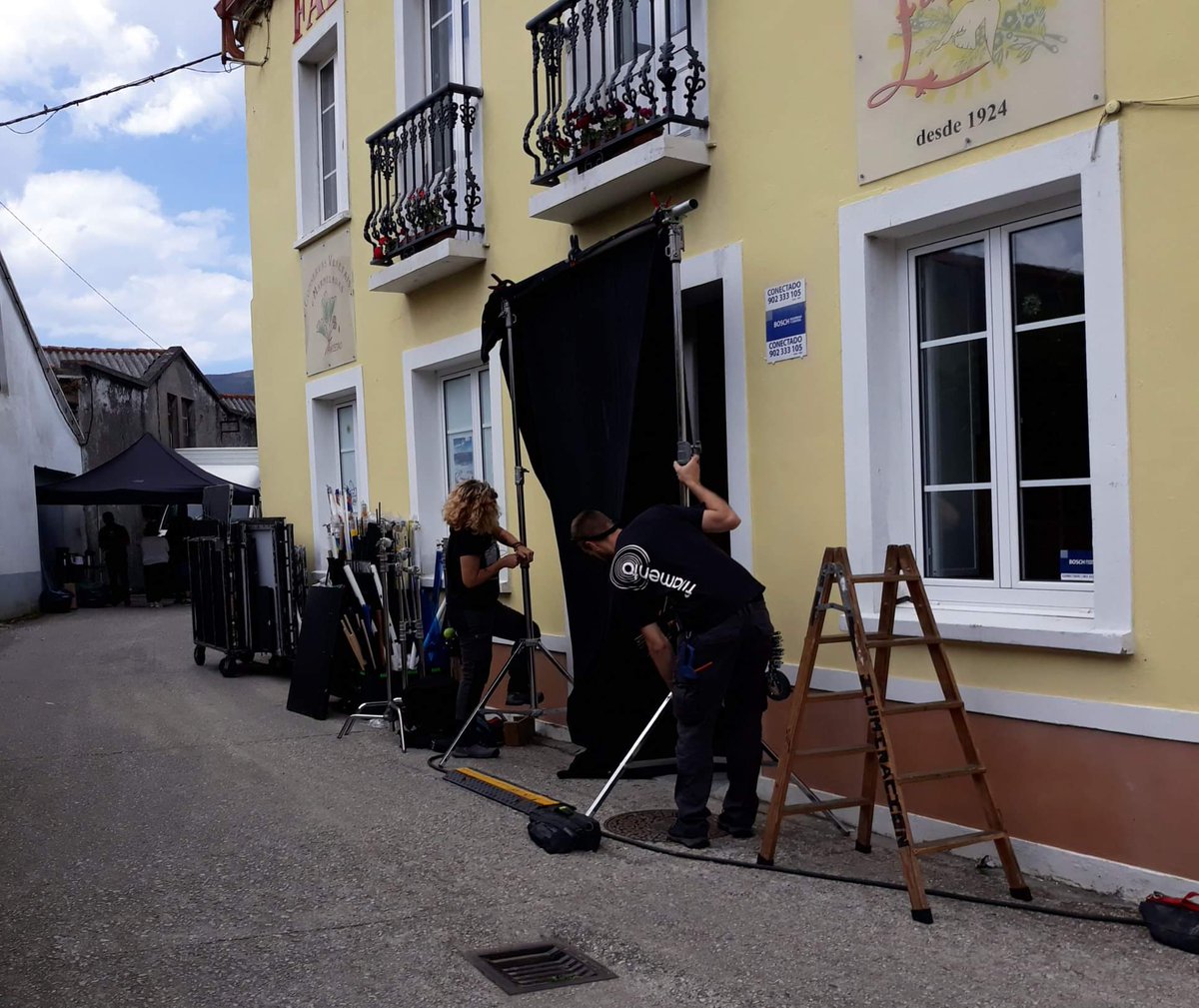 Silencio, se graba, acción… A partir de hoy hasta el viernes se graba en nuestras instalaciones y almacenes cercanos varios capítulos de la seria Neboa. Serie que será emitida en la TVE, en horario de máxima audiencia. 
#neboa #conservaslapureza #cariño #tve #Series