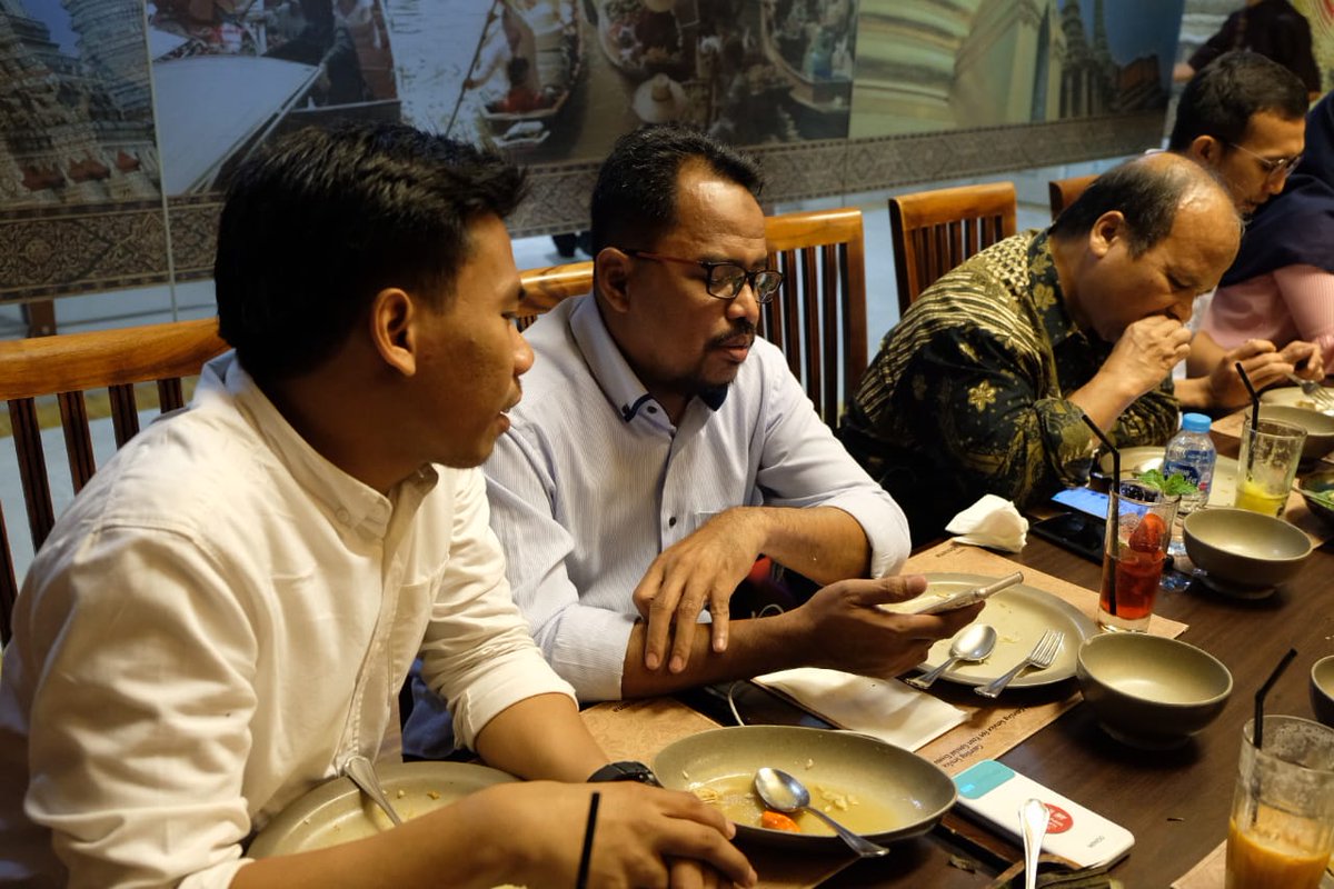muhamsa's tweet photo. yg kemeja putih ini sekarang bukan siapa2, cuma nebeng numpang makan doang.. ngarep ketularan pintar dan beruntungnya mereka yg ada di satu meja ini. doain yah, biar ketularan. amiiiiiiiiiin https://t.co/WO884yGNsh