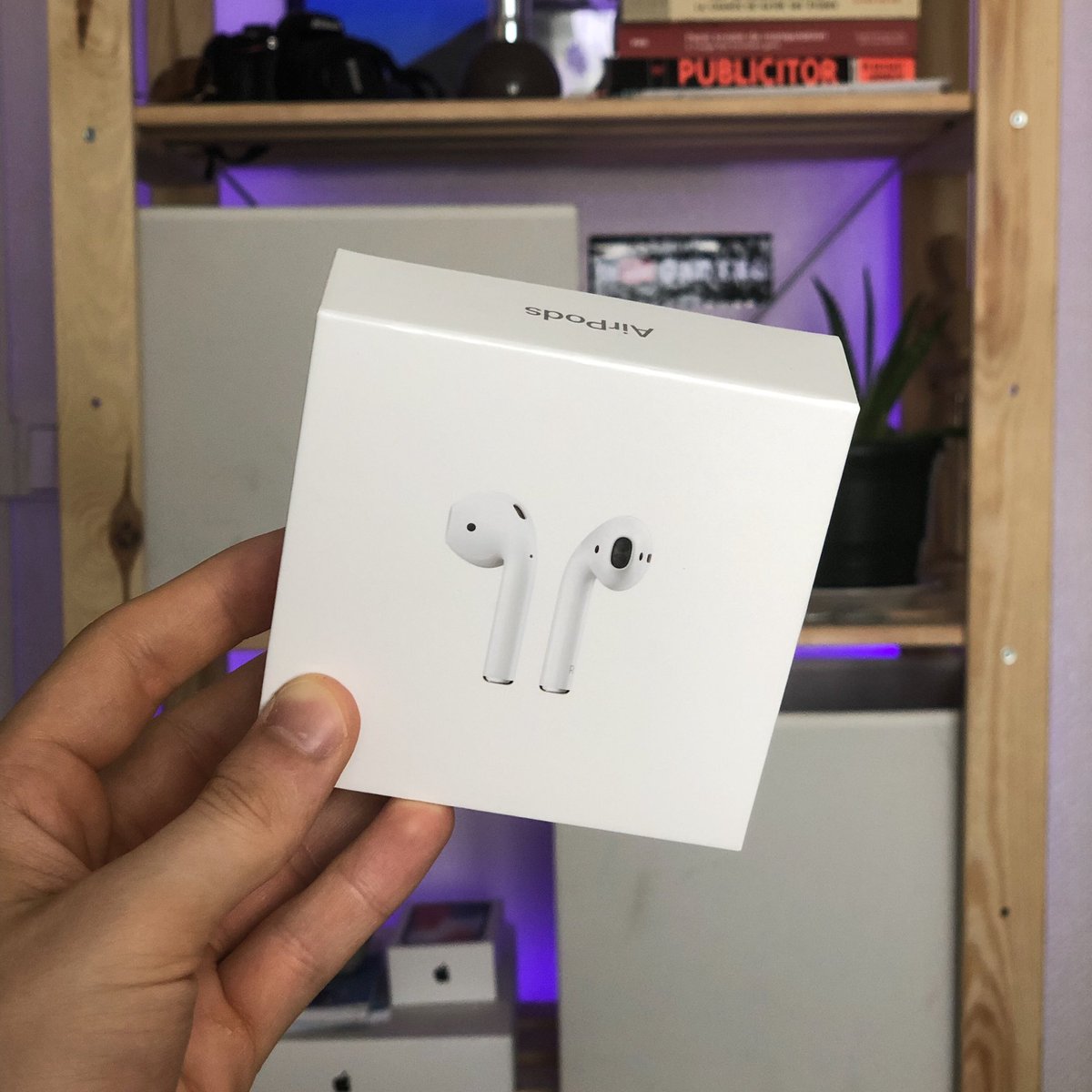 LeonardBerducat's tweet photo. À l’occasion de notre vidéo « UNE JOURNÉE EN BITCOIN » avec @PowerHasheur 🤗💰 

👉 une paire d’AirPods à gagner 🎧

RT ce tweet + FOLLOW 
@LeonardBerducat 
 
(Fin du concours mardi 2 juillet) 
* tirage au sort en vidéo pour preuve
* la boîte sur la photo n’est pas celle gagnée https://t.co/Af6zn345AD