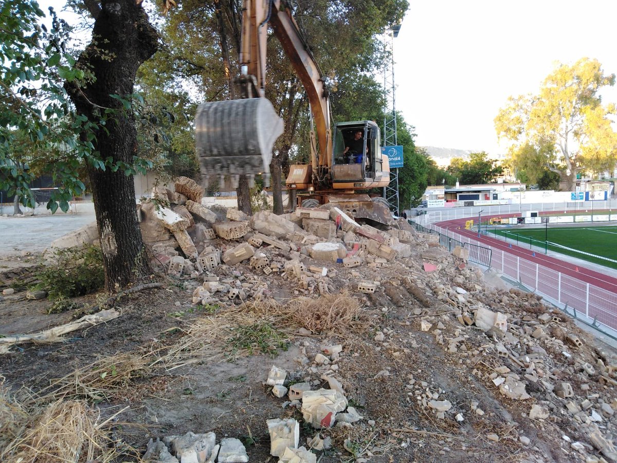 Arreglo y mejora Grada Campo de Fútbol, cumpliendo compromisos #Deporte #ImpulsaMorón