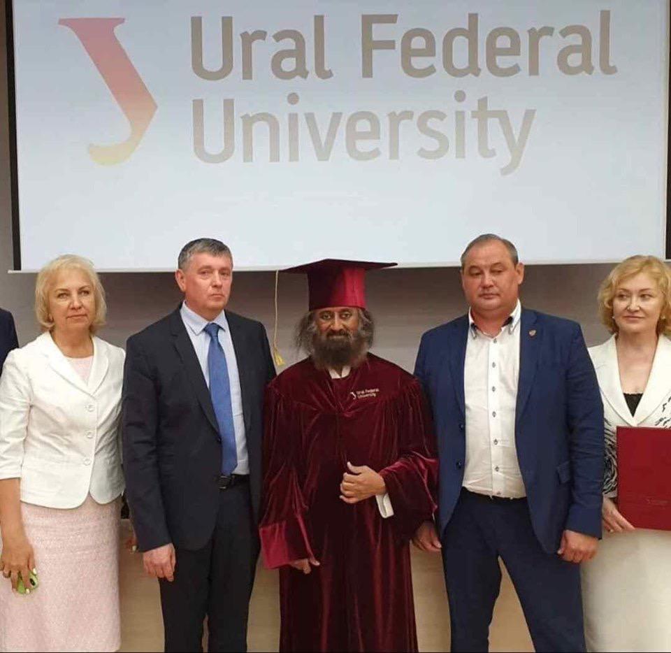 Gurudev's tweet photo. Received an honorary doctorate from the @Ural_Federal University, the second largest university of Russia, named after President Yeltsin. The university is celebrating 100 years of existence next year.

Also signed an MOU on behalf of Sri Sri University @SriSriU https://t.co/jEDLnUXRxQ