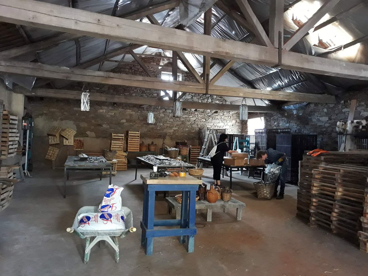 Estamos de rodaje¡¡ #serieneboa #tve 📽️🎬 Pedimos disculpas a todos nuestros clientes que se acercan estos días a la fábrica por no poder atenderlos debidamente. El lunes volveremos a la normalidad¡¡ 🎞️📹🔝
#conservaslapureza #neboa #Cariño