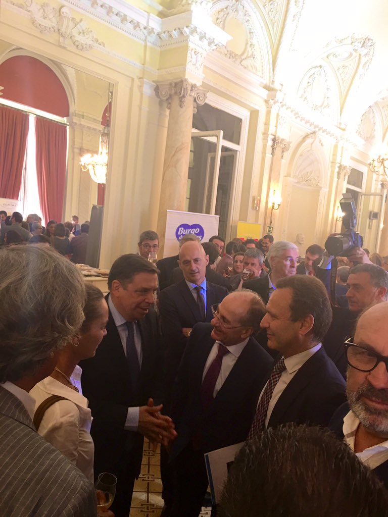 gobmapa's tweet photo. #DIL19 🥛El ministro en funciones @LuisPlanas participa en el acto organizado por #FENIL - Federación Nacional de Industrias Lácteas- con motivo del Día Internacional del Lácteo, remarcando la vocación exportadora del sector y su capacidad para adaptarse a los retos del mercado https://t.co/o8zfbZdedb