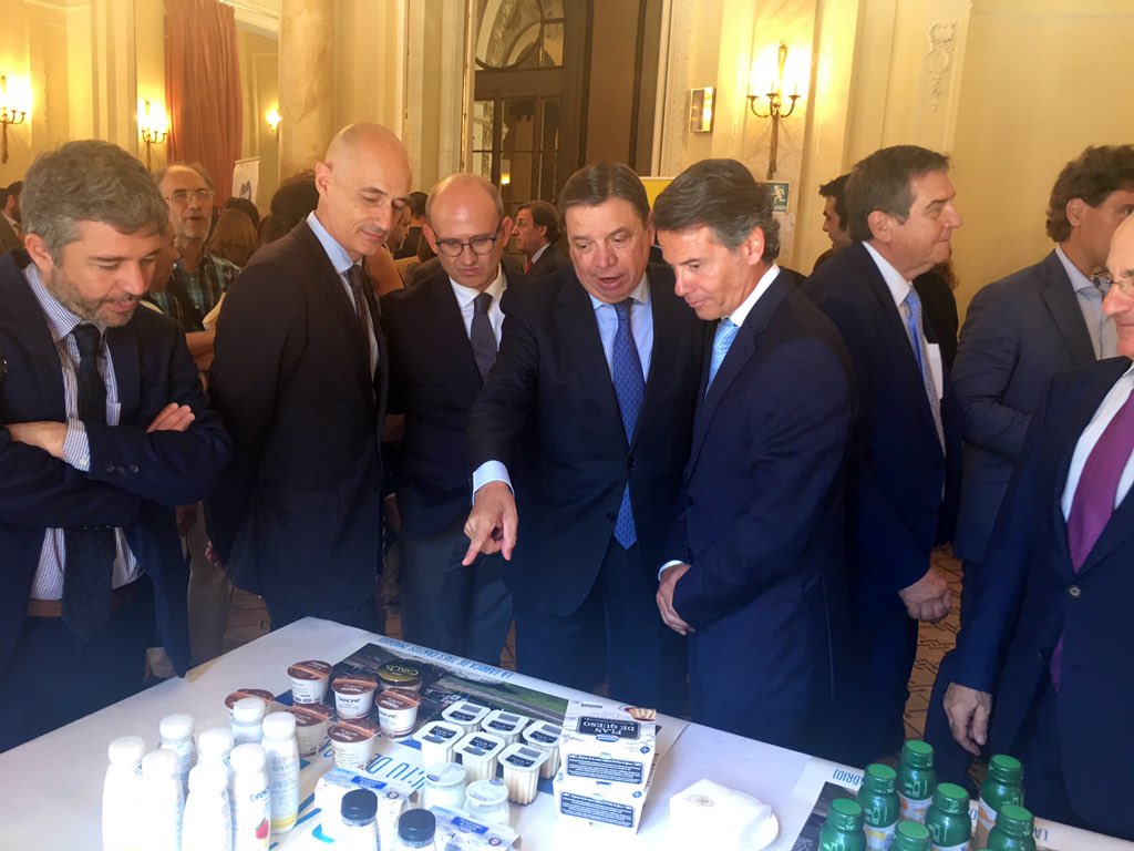gobmapa's tweet photo. #DIL19 🥛El ministro en funciones @LuisPlanas participa en el acto organizado por #FENIL - Federación Nacional de Industrias Lácteas- con motivo del Día Internacional del Lácteo, remarcando la vocación exportadora del sector y su capacidad para adaptarse a los retos del mercado https://t.co/o8zfbZdedb