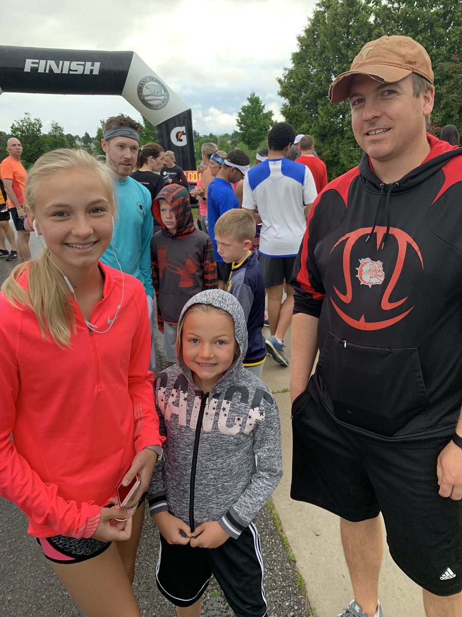 MelanieMcClur18's tweet photo. A little family fun run at the #massp conference at the Grand Traverse Resort with Jeremy, the girls, and the McMinns. Fun way to start our adventure today! #setseg https://t.co/MUEVGk9VMg
