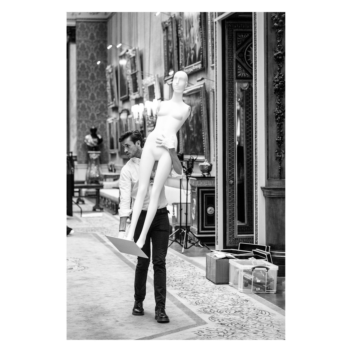 Throwback time to a behind the scenes shot at Buckingham Palace during London Fashion Week of @SimonAlexLee during the installation of <a href="/ecoage/">ECO AGE</a>’s Commonwealth Fashion Exchange <a href="/LondonFashionWk/">London Fashion Week</a> #londonfashionweek #fashion #ecoage #buckinghampalace #mannequin #behindthescenes