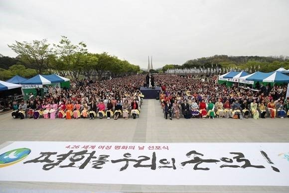 🌸평화를 우리의 손으로🌸

평화를 만드는 것은 그 누구도 아닌 바로 우리 자신입니다. 
한명한명의 마음이 모이면 평화는 이루어집니다.
전 세계인이 원하는 평화
반드시 평화의 세상은 우리에게 찾아올 수 있습니다.
#iwpg #peace #DPCW10조38항
#평화 #세계여성평화그룹 #맞팔 #트친소