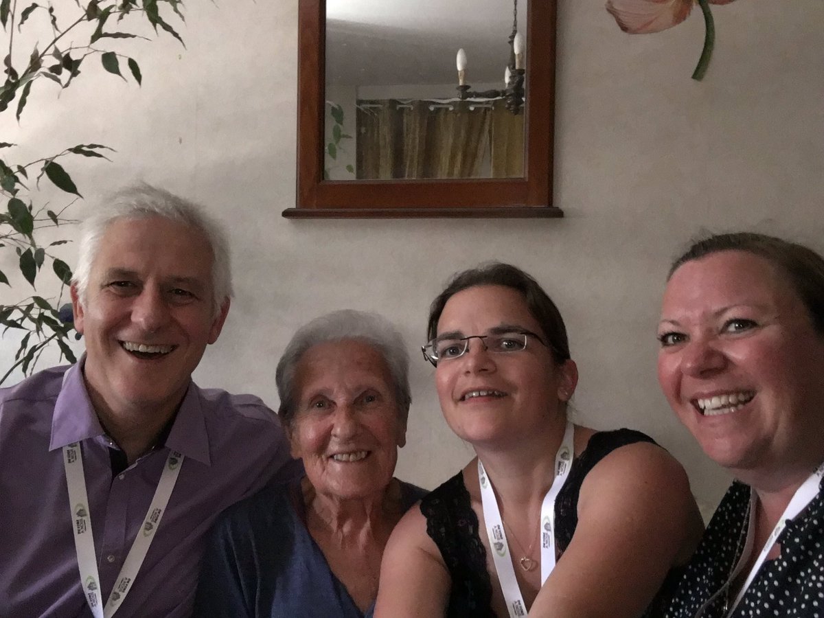 MagaliPapier's tweet photo. De très belles rencontres pour cette matinée avec nos locataires dans le cadre de l’opération #devousanous et de belles leçons de vie et de beaux témoignages. Les locataires ravis de nous recevoir et nous tout autant de cet accueil qu’ils nous ont réservé. https://t.co/mQcmLiyqTa