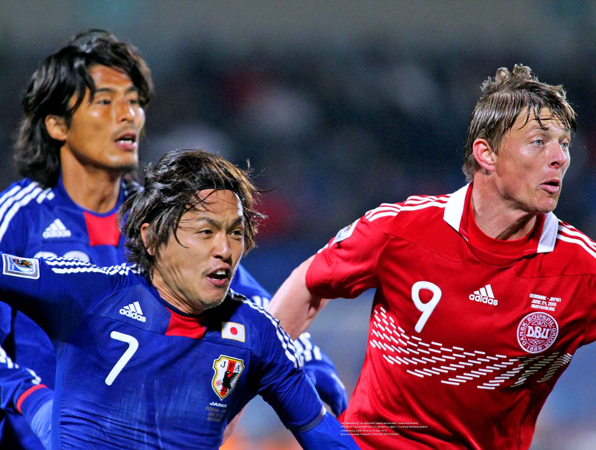 Tphoto 中澤佑二 22 遠藤保仁7 日本代表 とトマソン デンマーク Yuji Nakazawa22 Yasuhito Endo7 Japan And Jon Dahl Tomasson Denmark Fifa World Cup South Africa10 Denmark Vs Japan 1 3 At Rustenburg South Africa On 24 June 10 Photo By
