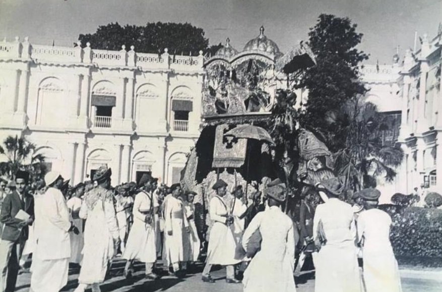 Dr_IR_Karkare's tweet photo. 26th June : 103rd #BirthAnniversary 
@InMaharaja Shrimant Jiwajirao Shinde (Scindia) of #Gwalior sitting on the Elephant
Photograph showing the procession at #JaiVilas Palace, during his #marriage function.

@yashodhararaje @VasundharaBJP @JM_Scindia https://t.co/6kVkLiuYi2